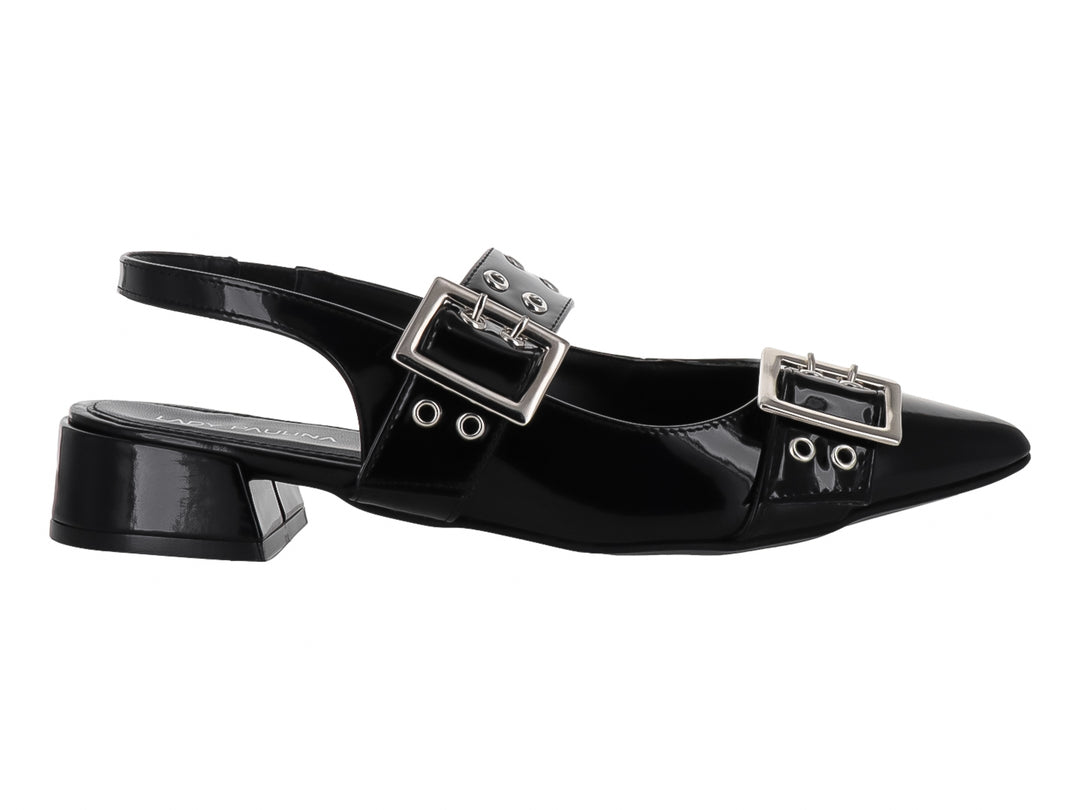 Zapato negro de charol con punta fina, tacón bajo y dos hebillas plateadas.