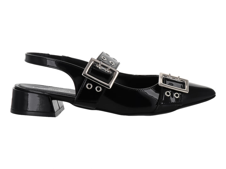 Zapato negro de charol con punta fina, tacón bajo y dos hebillas plateadas.