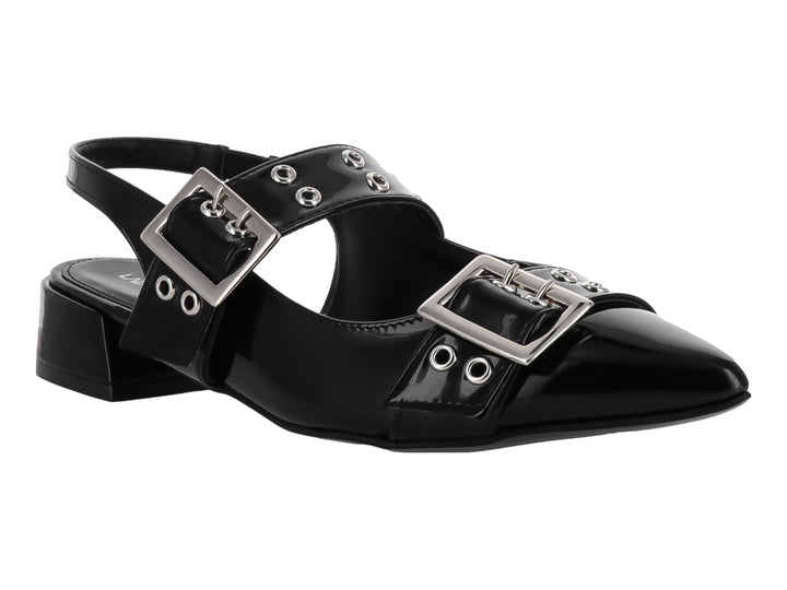 Zapato negro de charol con punta fina, tacón bajo y dos hebillas plateadas.