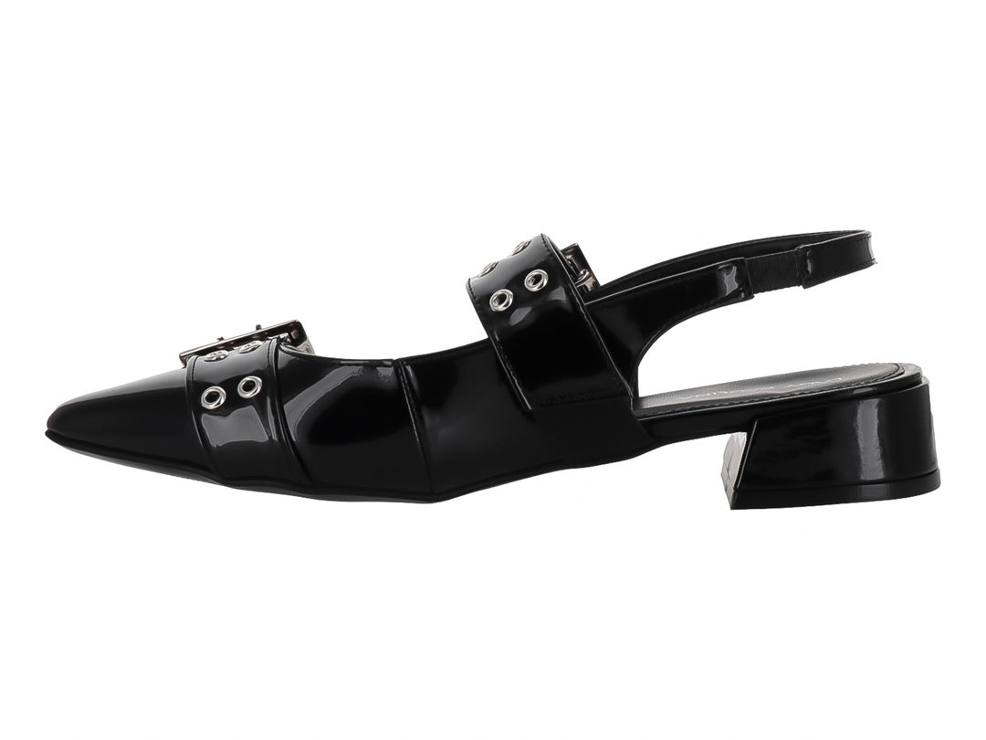 Zapato negro de charol con punta fina, tacón bajo y dos hebillas plateadas.