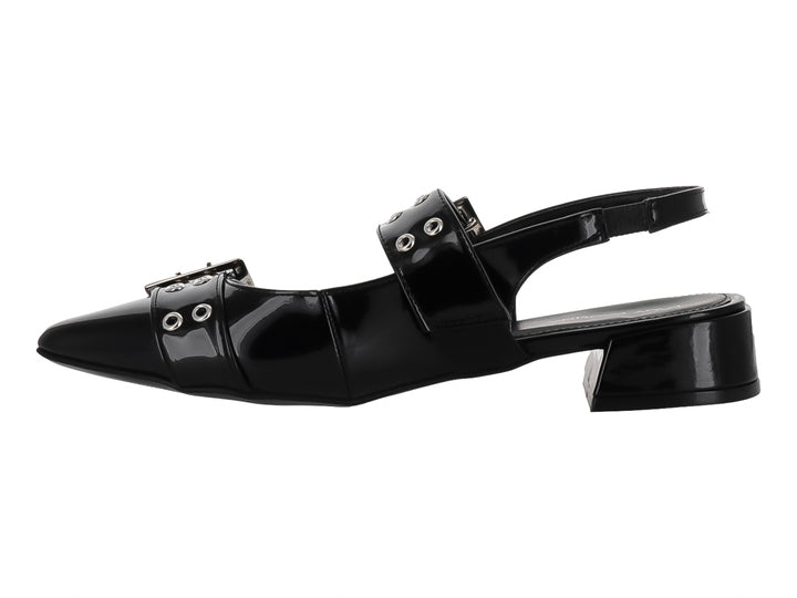Zapato negro de charol con punta fina, tacón bajo y dos hebillas plateadas.