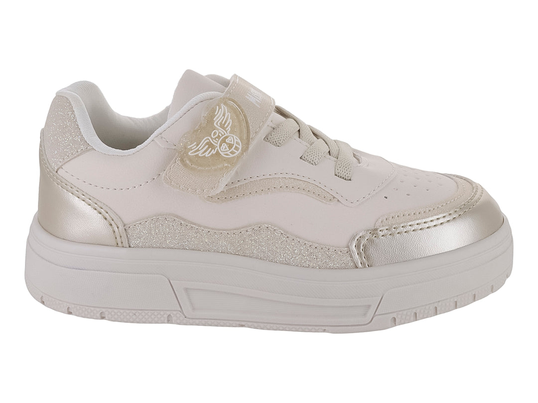 Tenis color beige con detalles en dorado brillante y suela blanca ancha.