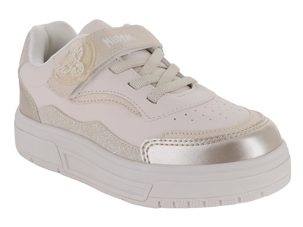 Tenis color beige con detalles en dorado brillante y suela blanca ancha.
