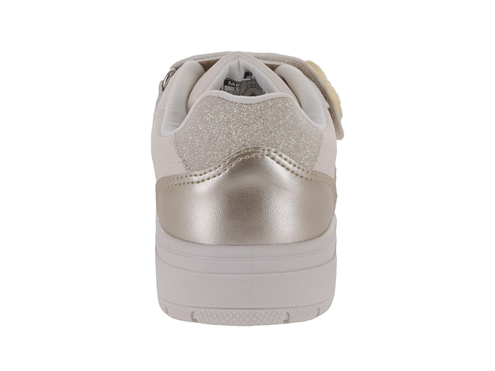 Tenis color beige con detalles en dorado brillante y suela blanca ancha.