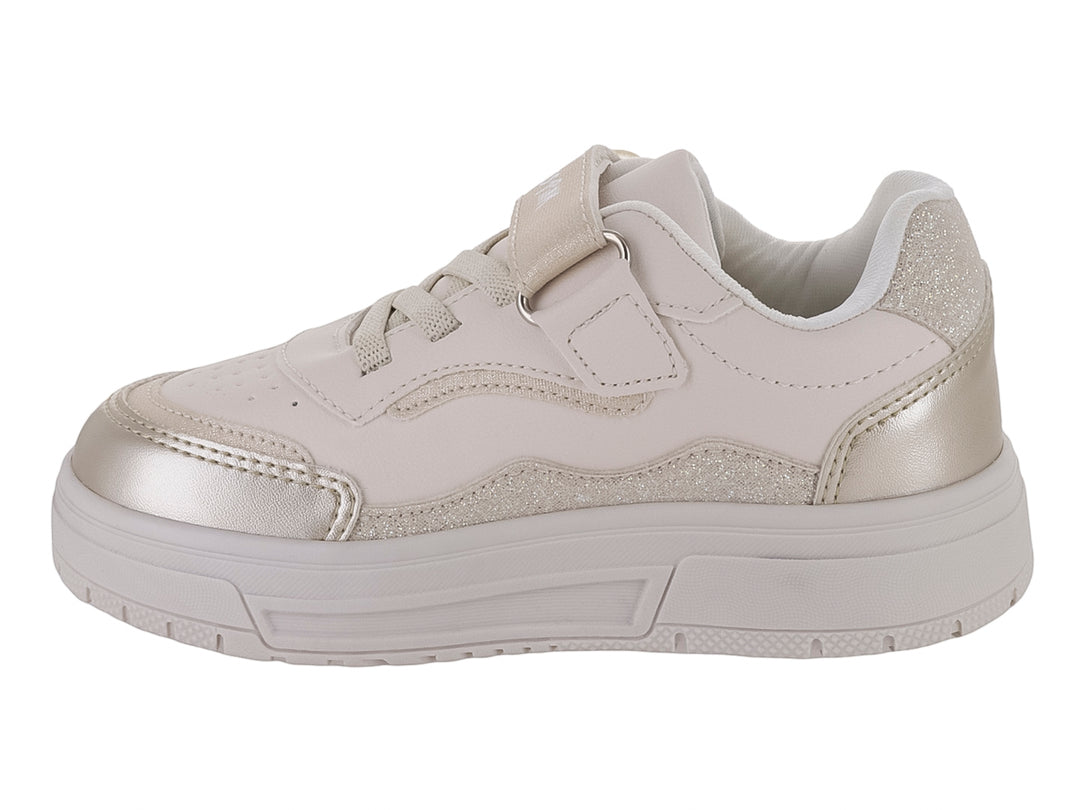 Tenis color beige con detalles en dorado brillante y suela blanca ancha.