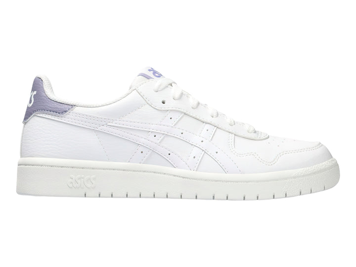 Tenis ASICS blancos de cuero sintético con detalle en color morado claro en el talón.