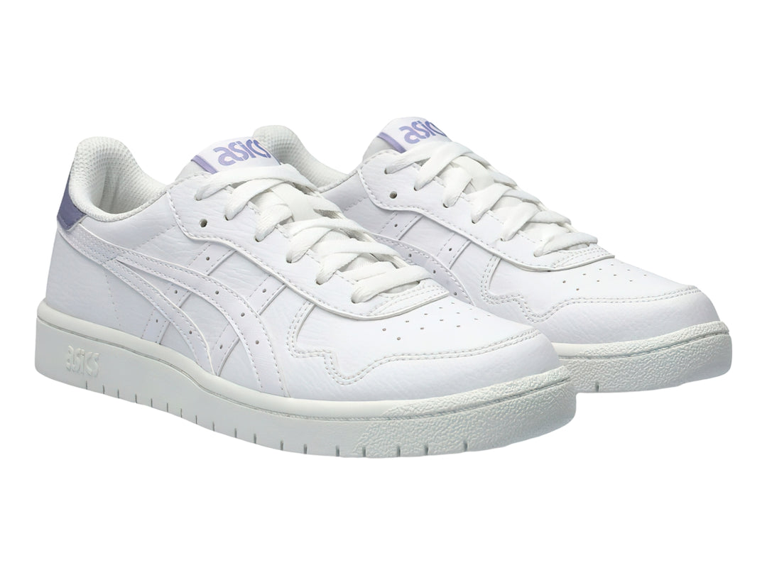 Tenis ASICS blancos de cuero sintético con detalle en color morado claro en el talón.