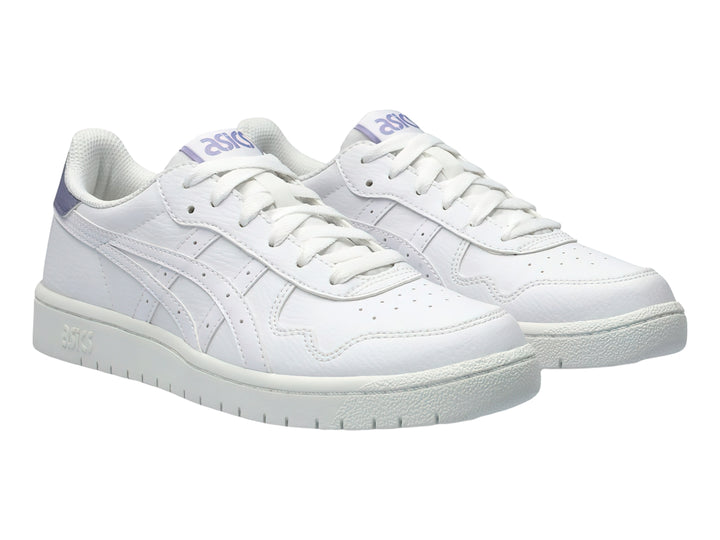 Tenis ASICS blancos de cuero sintético con detalle en color morado claro en el talón.