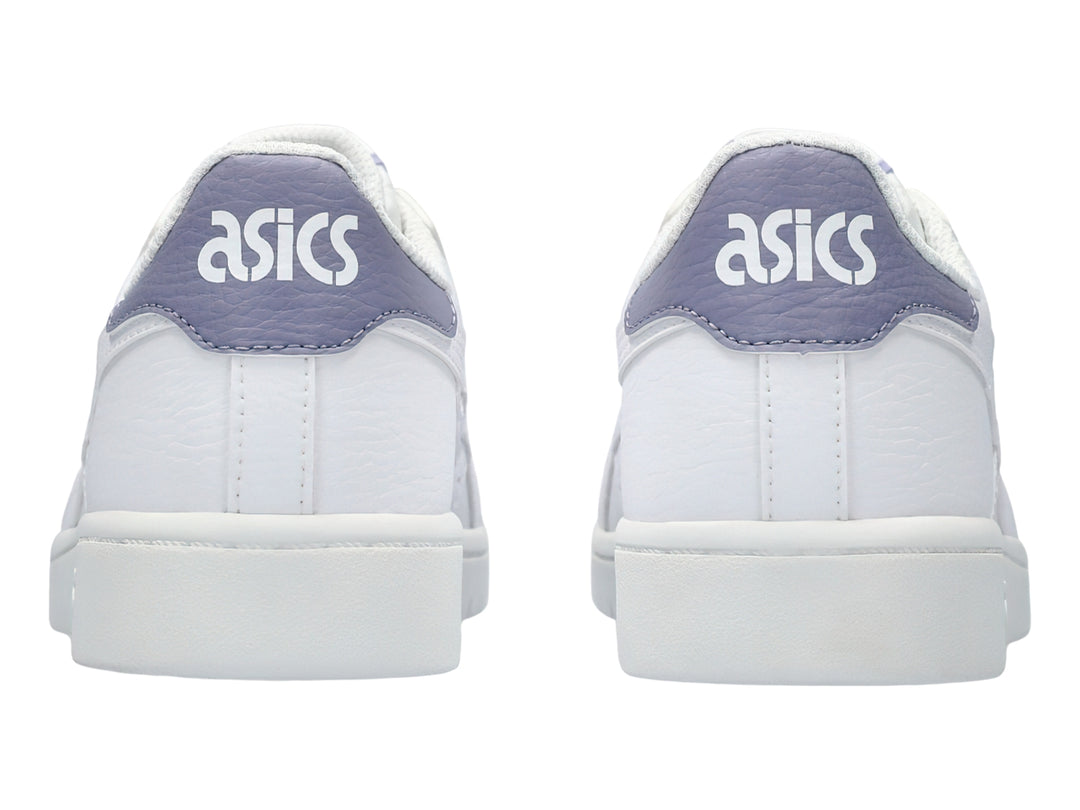 Tenis ASICS blancos de cuero sintético con detalle en color morado claro en el talón.