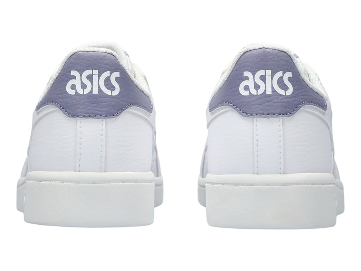 Tenis ASICS blancos de cuero sintético con detalle en color morado claro en el talón.