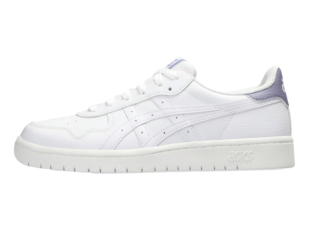 Tenis ASICS blancos de cuero sintético con detalle en color morado claro en el talón.