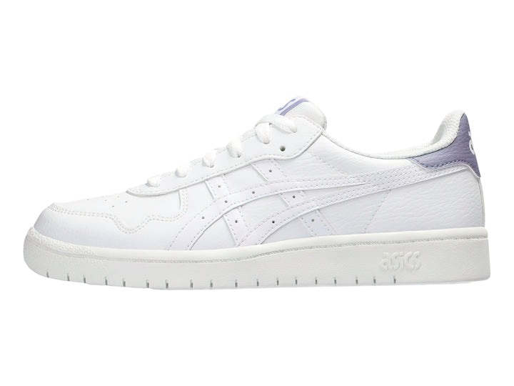 Tenis ASICS blancos de cuero sintético con detalle en color morado claro en el talón.