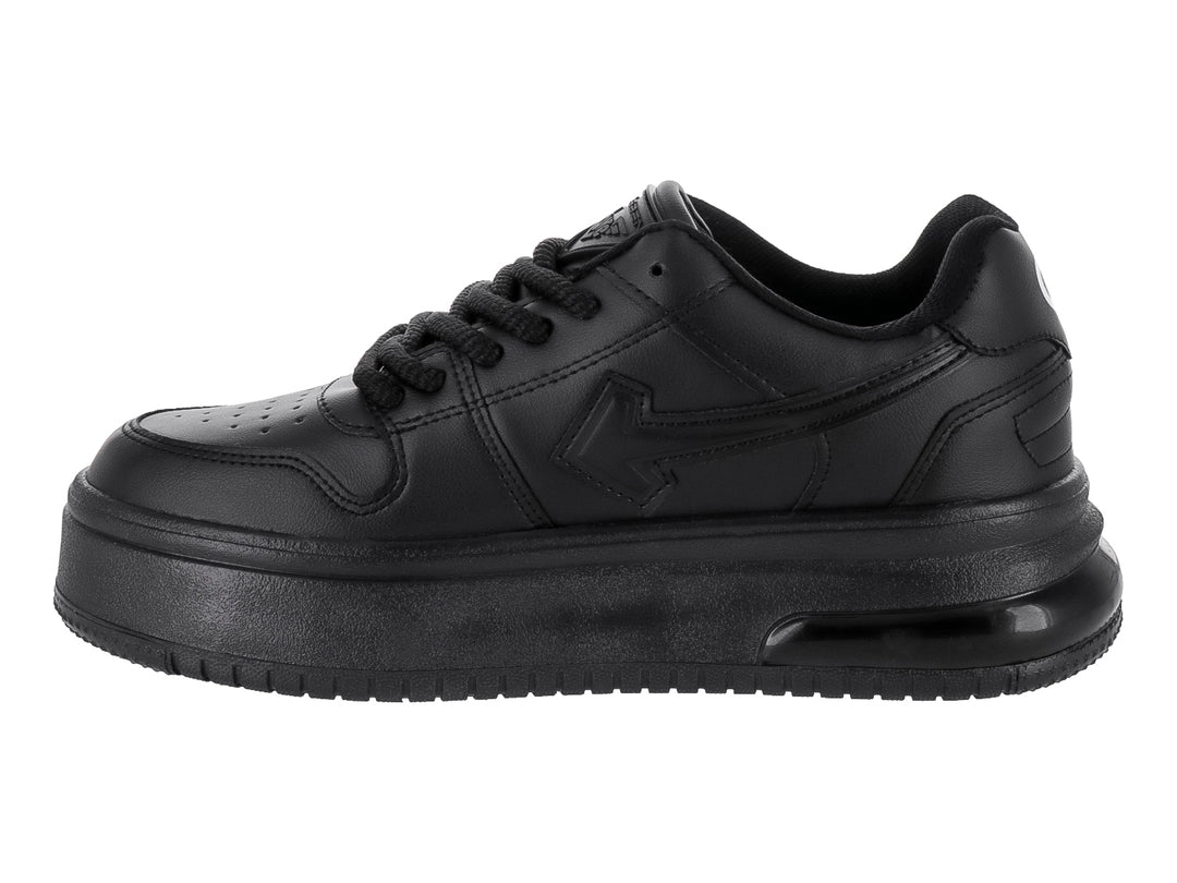 Tenis negros de plataforma con suela gruesa y acabado mate.