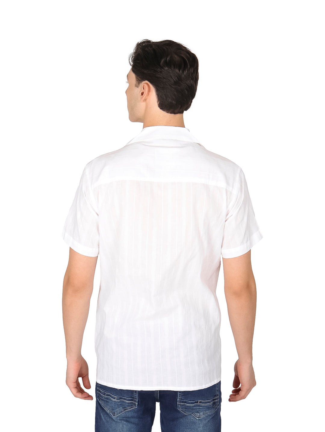 Hombre vistiendo una camisa blanca de manga corta marca Losan y pantalones azules.
