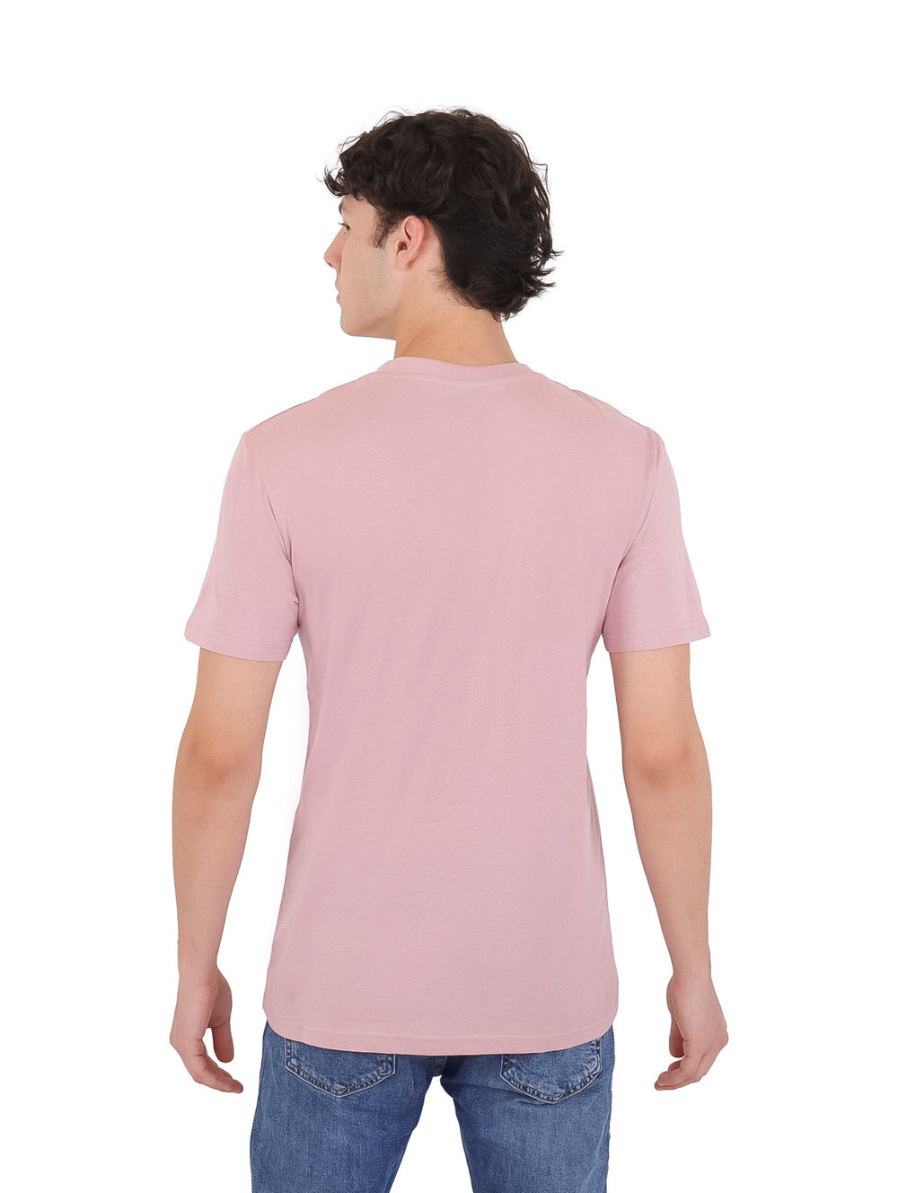 Hombre vistiendo playera rosa claro de manga corta con estampado de tablas de surf en el pecho.
