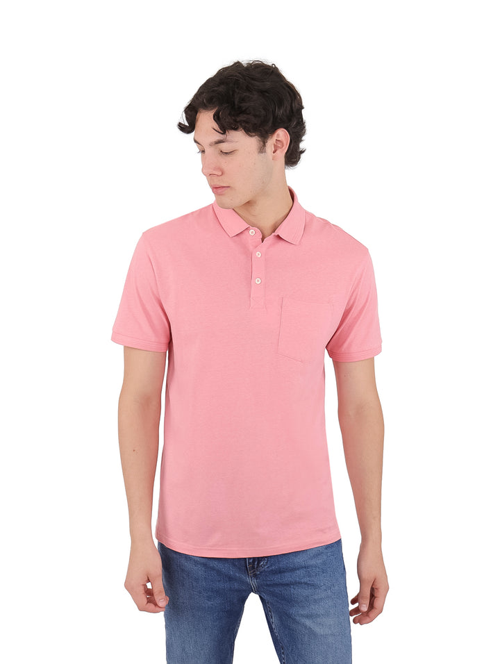 Hombre vistiendo una playera polo de color rosa con manga corta y cuello.