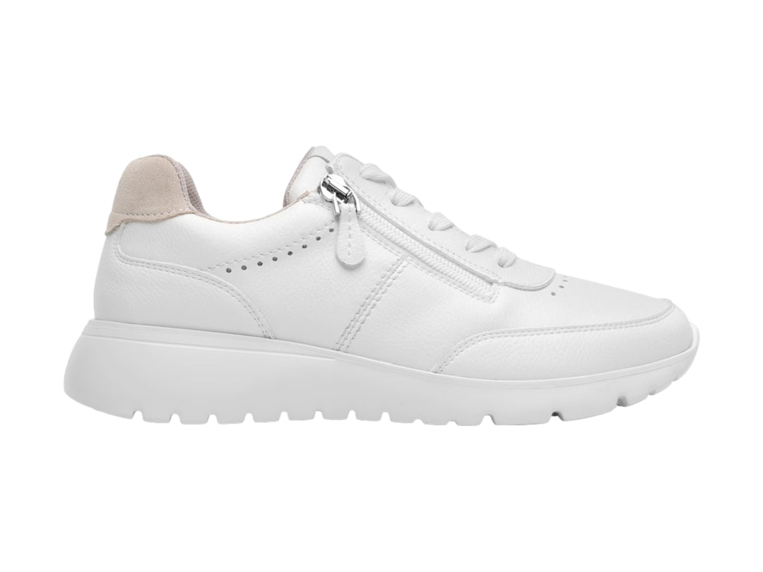 Tenis Flexi color blanco para mujer con cierre lateral, detalles perforados y suela blanca dentada.