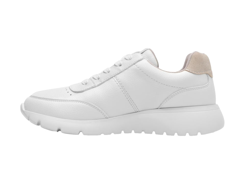 Tenis Flexi color blanco para mujer con cierre lateral, detalles perforados y suela blanca dentada.