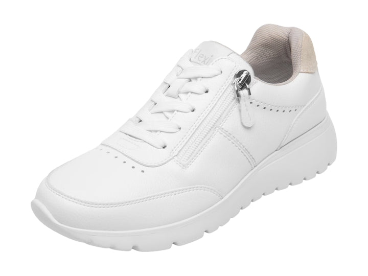 Tenis Flexi color blanco para mujer con cierre lateral, detalles perforados y suela blanca dentada.