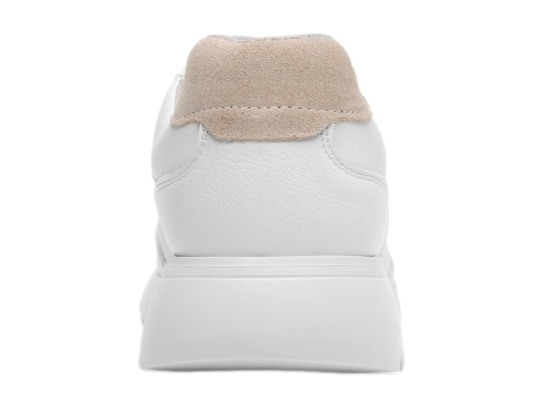 Tenis Flexi color blanco para mujer con cierre lateral, detalles perforados y suela blanca dentada.