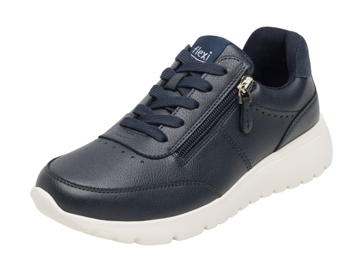 Tenis Flexi color azul marino con suela blanca, agujetas y detalle de cierre lateral.
