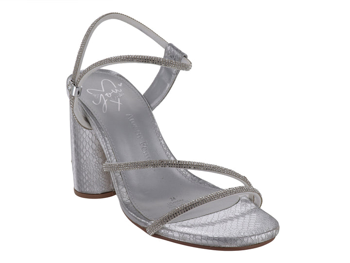 Sandalia plateada de tacón grueso con tiras brillantes y textura de piel de serpiente para mujer.