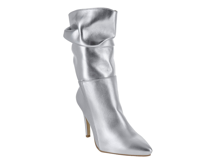 Bota elegante para mujer en color plata metálico con tacón alto y punta fina.