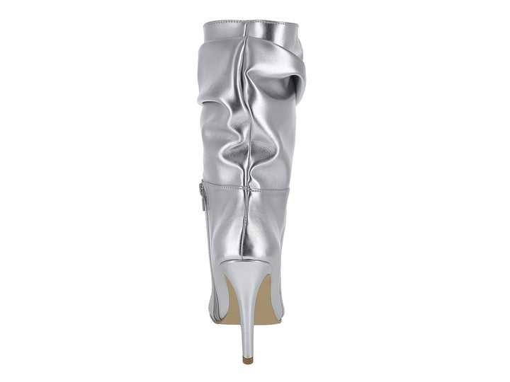 Bota elegante para mujer en color plata metálico con tacón alto y punta fina.