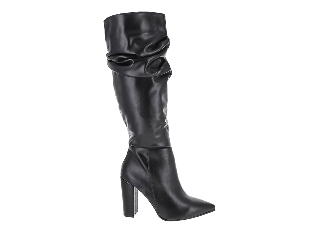 Bota alta de color negro con tacón grueso y diseño fruncido en la caña.