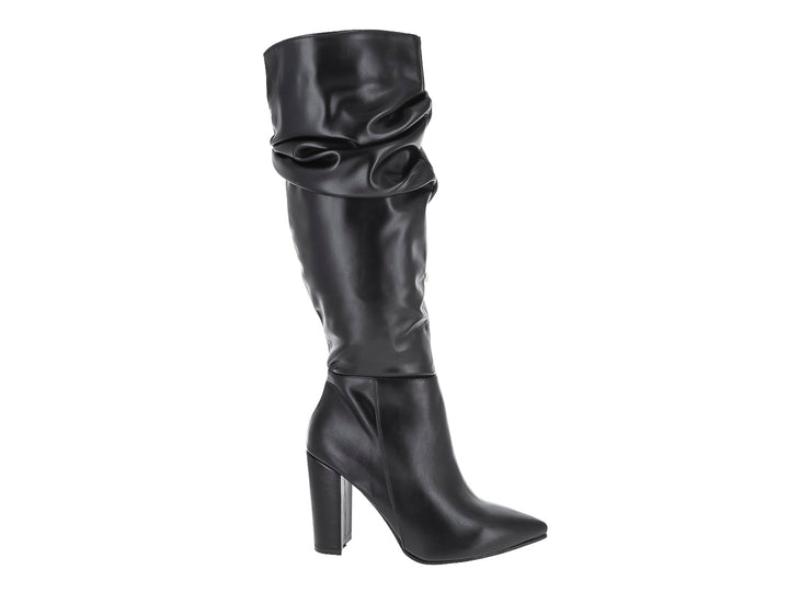 Bota alta de color negro con tacón grueso y diseño fruncido en la caña.