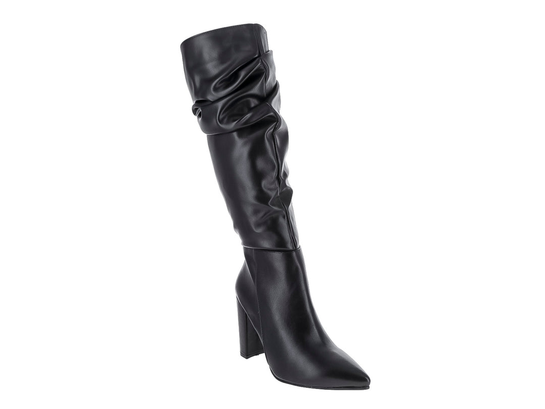 Bota alta de color negro con tacón grueso y diseño fruncido en la caña.