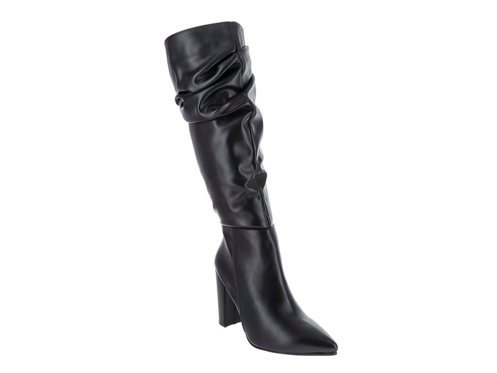 Bota alta de color negro con tacón grueso y diseño fruncido en la caña.