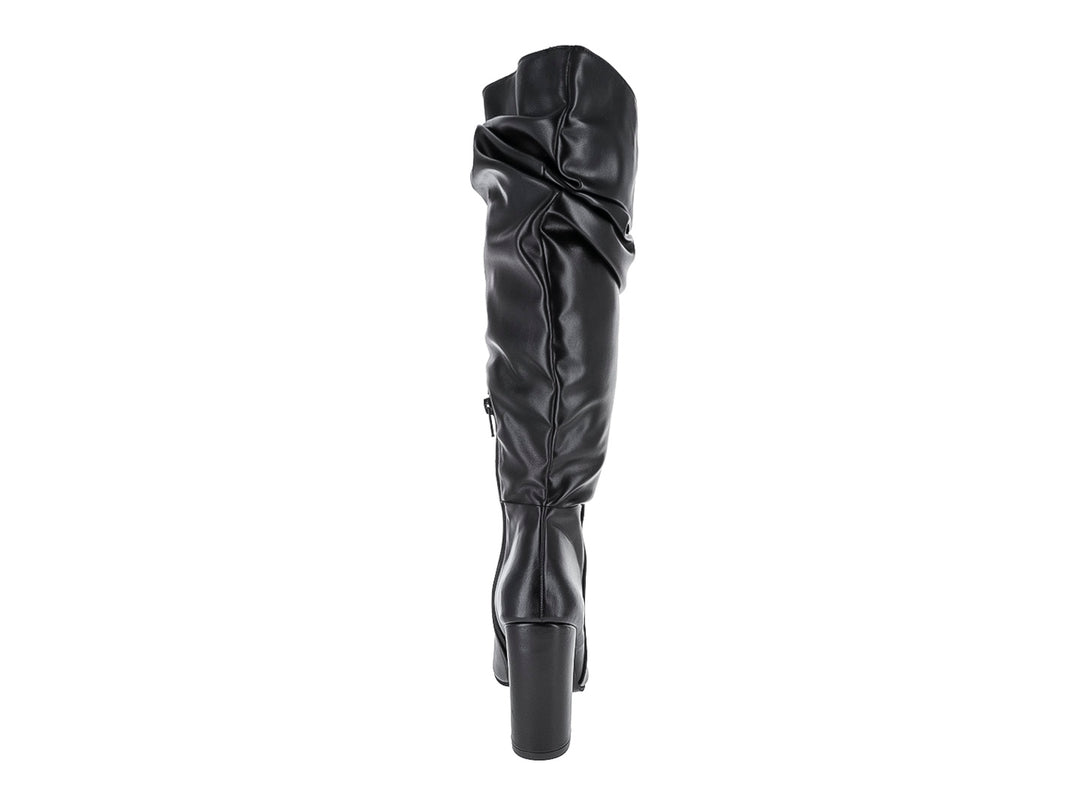 Bota alta de color negro con tacón grueso y diseño fruncido en la caña.