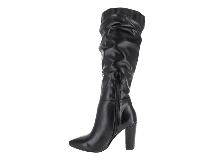 Bota alta de color negro con tacón grueso y diseño fruncido en la caña.