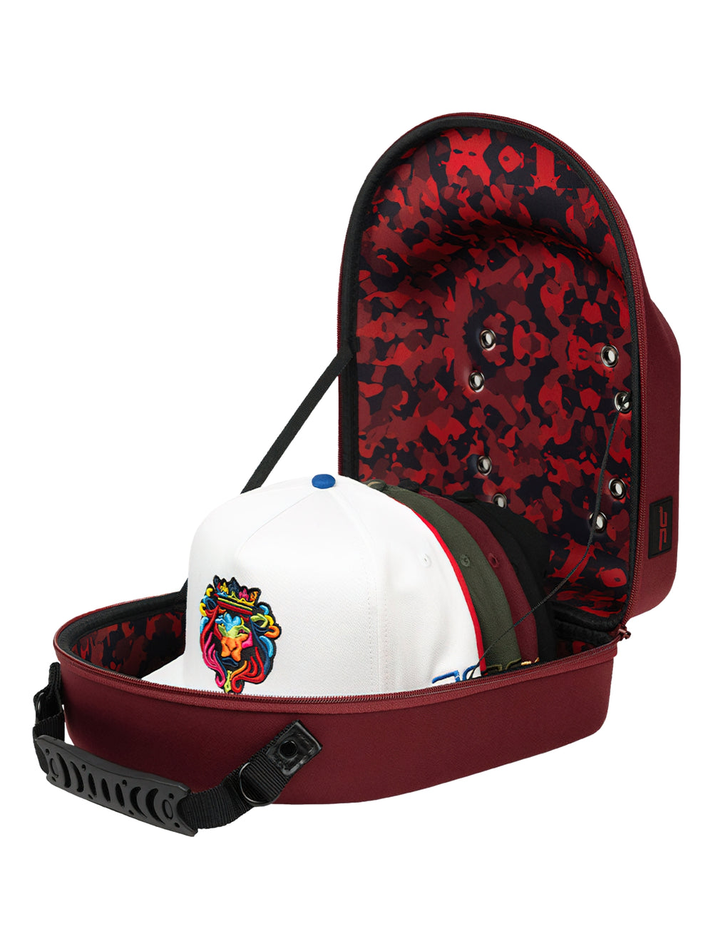 Estuche rígido color burgundy para transportar gorras con asa, correa ajustable y logotipos JC en negro.