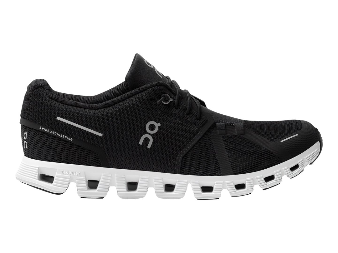 Tenis deportivos On Cloud 5 en color negro con suela blanca segmentada y detalles minimalistas.