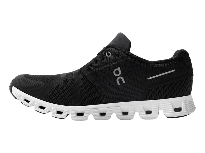 Tenis deportivos On Cloud 5 en color negro con suela blanca segmentada y detalles minimalistas.
