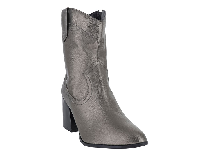 Bota texana para mujer en color plata metálico con tacón cuadrado negro.