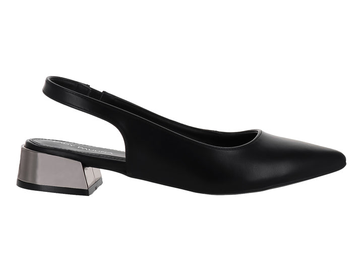 Zapato negro de punta fina con tacón cuadrado metálico y correa posterior