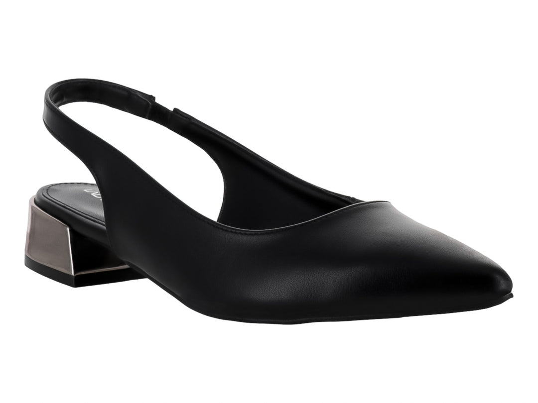 Zapato negro de punta fina con tacón cuadrado metálico y correa posterior