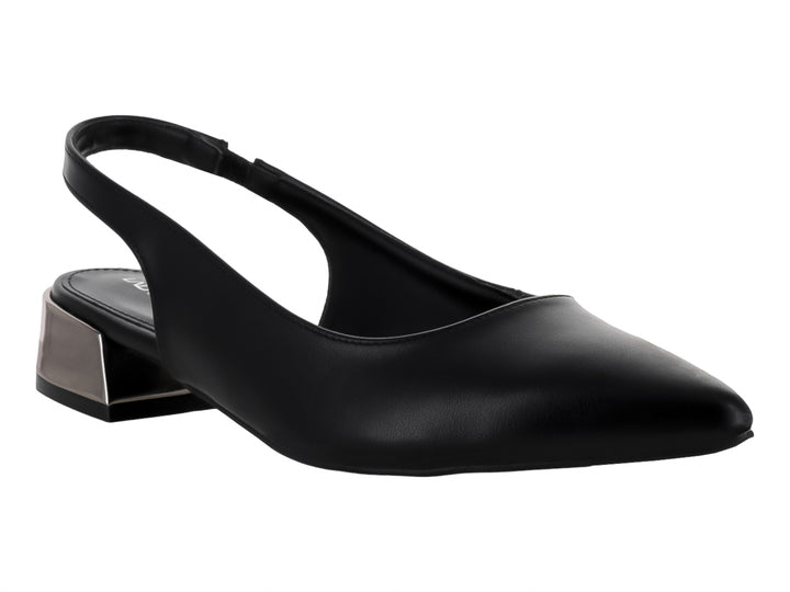 Zapato negro de punta fina con tacón cuadrado metálico y correa posterior