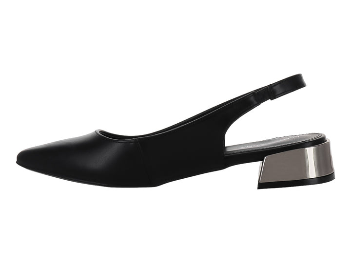 Zapato negro de punta fina con tacón cuadrado metálico y correa posterior