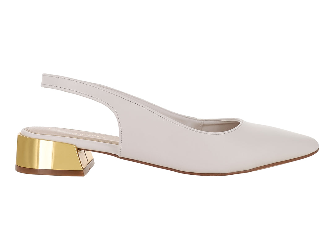 Zapato Lady Paulina color latte con tacón bajo cuadrado en color dorado y correa posterior.