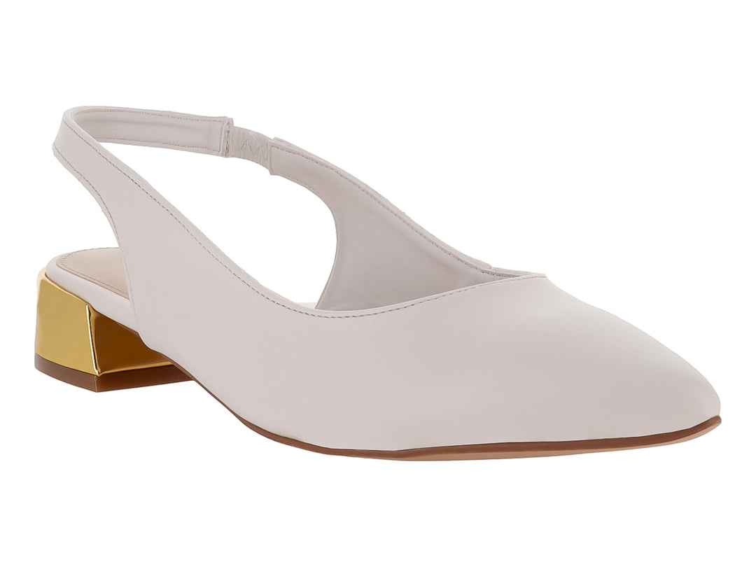 Zapato Lady Paulina color latte con tacón bajo cuadrado en color dorado y correa posterior.