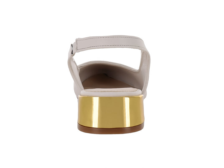Zapato Lady Paulina color latte con tacón bajo cuadrado en color dorado y correa posterior.