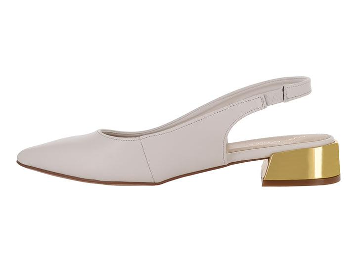 Zapato Lady Paulina color latte con tacón bajo cuadrado en color dorado y correa posterior.