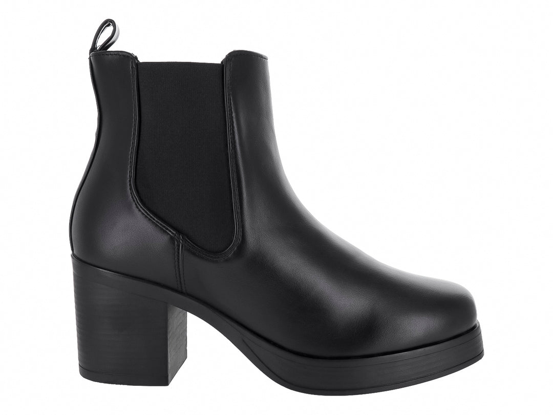 Bota negra de tobillo con tacón cuadrado y plataforma, diseño moderno y elegante.