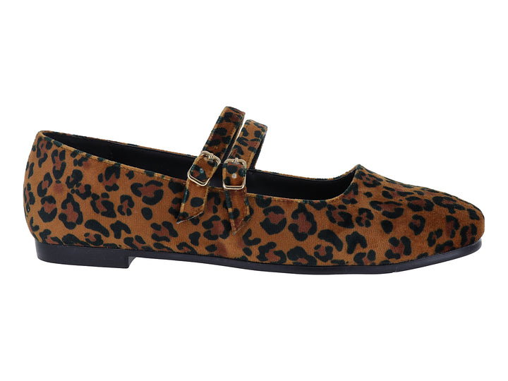 Zapato plano para mujer con estampado de leopardo y dos hebillas doradas.