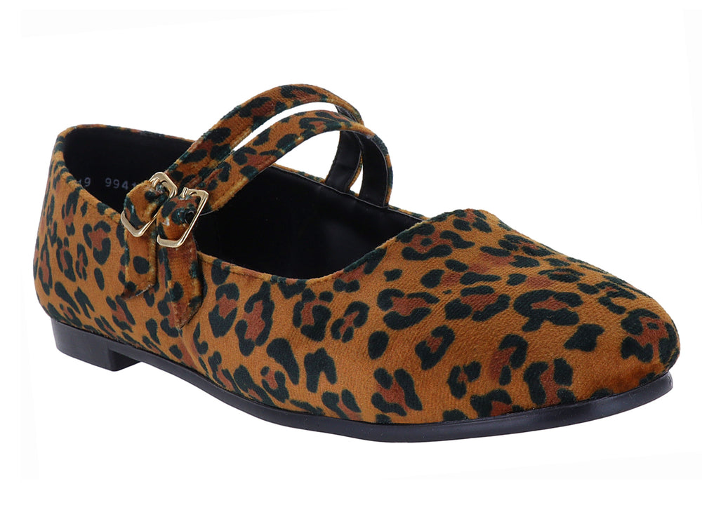 Zapato plano para mujer con estampado de leopardo y dos hebillas doradas.