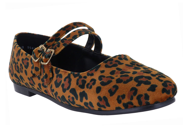 Zapato plano para mujer con estampado de leopardo y dos hebillas doradas.